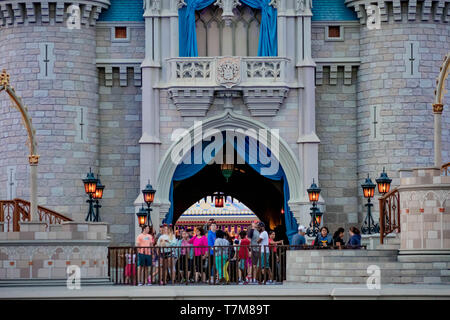 Orlando, Florida. April 02, 2019. Menschen unterschiedlicher Nationalitäten auf der Terrasse des Cinderella's Castle in den Walt Disney World. Stockfoto