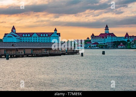 Orlando, Florida. April 02, 2019. Polynesian Resort Kabinen und Disney's Grand Floridian Resort & Spa auf Sonnenuntergang Hintergrund bei der Walt Disney World. Stockfoto