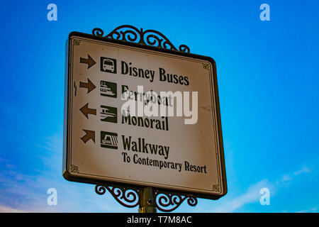 Orlando, Florida. April 02, 2019. nach oben Blick auf Disney Transportation unterzeichnen in Magic Kingdom in Walt Disney World. Stockfoto