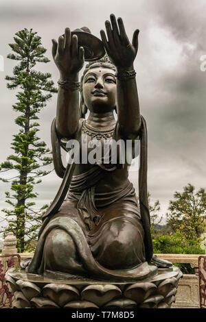 Hong Kong, China - 7. März 2019: Insel Lantau. Closeup, einer der sechs Devas bietet Obst zum Tian Tan Buddha. Bronzestatue von vorne mit Gre gesehen Stockfoto