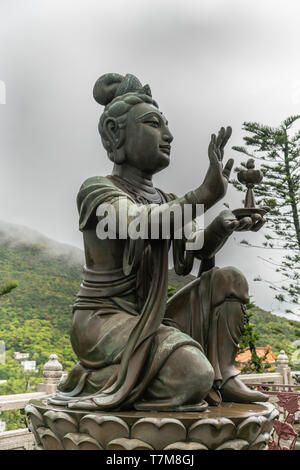 Hong Kong, China - 7. März 2019: Insel Lantau. Seite Closeup, einer der sechs Devas bietet Lampe zum Tian Tan Buddha. Bronzestatue von vorne gesehen mit Stockfoto