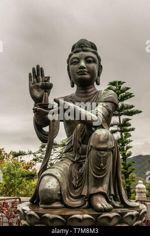 Hong Kong, China - 7. März 2019: Insel Lantau. Closeup, einer der sechs Devas bietet Lampe zum Tian Tan Buddha. Bronzestatue von vorne mit Gree gesehen Stockfoto