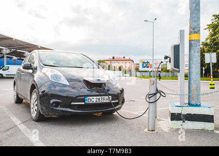 Lemberg, Ukraine - 28. August 2018: Elektroauto Aufladen am Mall Parkplatz aria. Reine saubere Energie Stockfoto