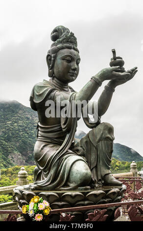 Hong Kong, China - 7. März 2019: Insel Lantau. Closeup, einer der sechs Devas bietet Salbe zum Tian Tan Buddha. Bronzestatue von vorne gesehen mit Stockfoto