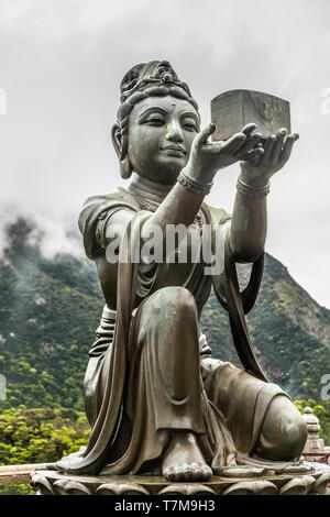 Hong Kong, China - 7. März 2019: Insel Lantau. Closeup, einer der sechs Devas bietet Music Box zum Tian Tan Buddha. Bronzestatue von vorne gesehen mit Stockfoto