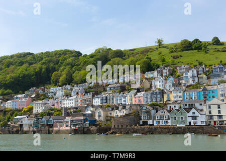 Bayards Cove Fort Dartmouth Devon mit Häusern auf einem Hügel in der historischen englischen Stadt mit dem Fluss Dart Stockfoto