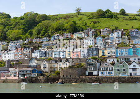 Bayard's Cove Fort Dartmouth Devon mit Häusern auf einem Hügel in der historischen englischen Stadt mit dem Fluss Dart Stockfoto