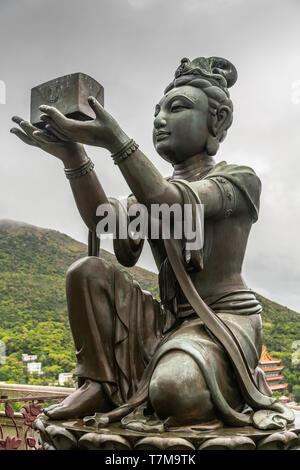 Hong Kong, China - 7. März 2019: Insel Lantau. Closeup, einer der sechs Devas bietet Music Box zum Tian Tan Buddha. Bronzestatue von vorne gesehen mit Stockfoto