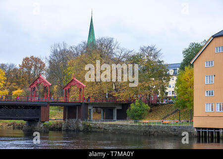 Der Turm der Kathedrale und der Altstadt Brücke (Gamle Bybro), über den Nidelva Fluss, Trondheim, Trøndelag, Norwegen Stockfoto