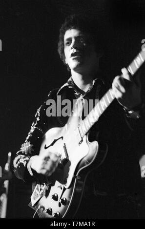 Amsterdam, Niederlande - 30 September: Lou Reed führt live auf der Bühne im Carre Theater in Amsterdam, Niederlande, am 30. September 1972 (Foto von Gijsbert Hanekroot) Tür: Gijsbert Hanekroot Stockfoto