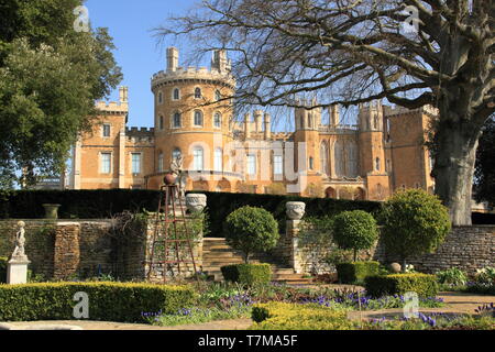 Belvoir Castle, einem englischen Herrenhaus, von der formalen Rosengarten im Frühjahr, Leicestershire, East Midlands, UK gesehen Stockfoto