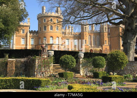 Belvoir Castle, einem englischen Herrenhaus, von der formalen Rosengarten im Frühjahr, Leicestershire, East Midlands, UK gesehen Stockfoto