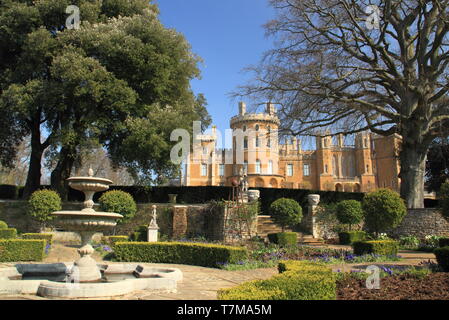 Belvoir Castle, einem englischen Herrenhaus, von der formalen Rosengarten im Frühjahr, Leicestershire, East Midlands, UK gesehen Stockfoto