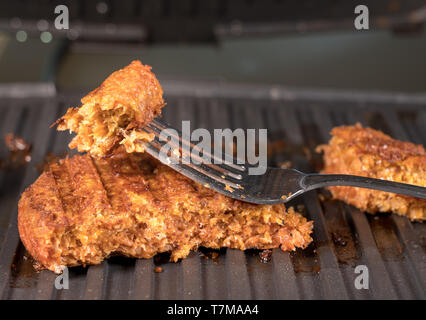 Nahaufnahme von pflanzlichen burger Pastetchen auf Grillpfanne gegrillt werden Stockfoto
