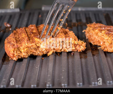 Nahaufnahme von pflanzlichen burger Pastetchen auf Grillpfanne gegrillt werden Stockfoto
