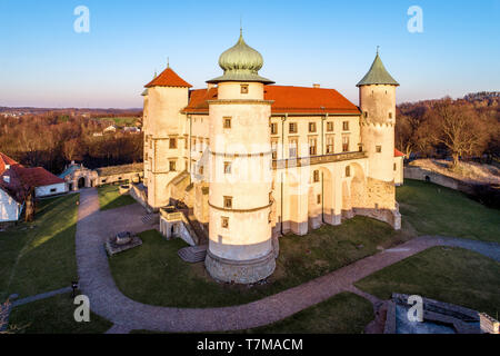 Polen. Renaissance, Barock Schloss auf dem Hügel in Nowy Wiśnicz. Die derzeit vom polnischen Staat gehört. Luftaufnahme im Frühjahr. Abendlicht. Stockfoto