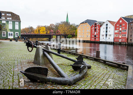 Der Turm der Kathedrale, die Altstadtbrücke (Gamle Bybro), über den Fluss Nidelva, und alte Holzlager, Trondheim, Trøndelag, Norwegen Stockfoto