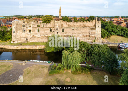 Die Ruinen der mittelalterlichen gotischen Burg in Newark-on-Trent, in der Nähe von Nottingham, Nottinghamshire, England, UK. Luftbild mit Trent River im Abendlicht. Stockfoto