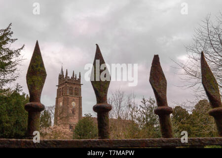 Alle heiligen Kirche, Hertford, England, durch Kirchhof Geländer an einem trüben Winter gesehen Stockfoto