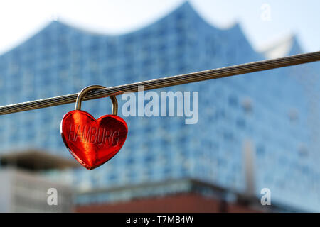 'Hamburg' auf ein rotes Herz geschrieben-förmige Arretierung mit der elbphilharmonie im Hintergrund Stockfoto