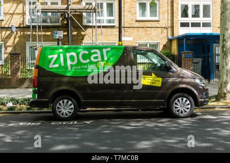 Ein zipcar Selbstfahrer VW Transporter Zipvan im Süden Londons geparkt. Stockfoto