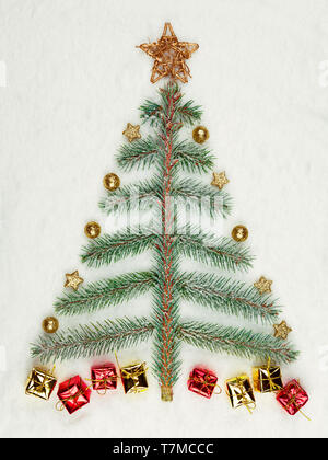 Weihnachtsbaum mit Schnee und Geschenke Stockfoto