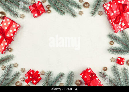 Weihnachten Hintergrund mit Geschenken und tanne Zweig Stockfoto