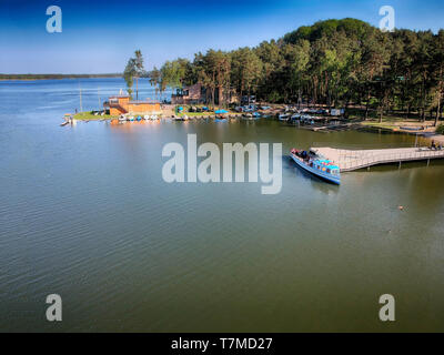 Holz- Dock mit Yachten auf dem blauen See Stockfoto