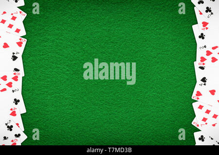 Green casino Filz Tisch mit Karten Reihe. Glücksspiel thematischen Vorlage und Hintergrund Stockfoto