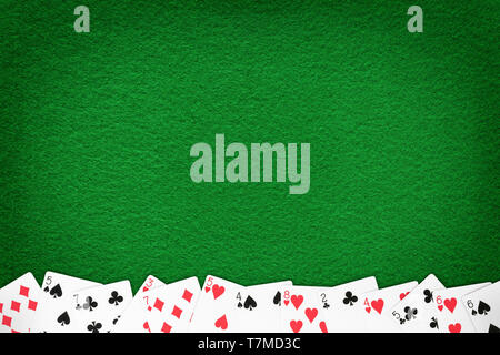 Green casino Filz Tisch mit Karten Reihe. Glücksspiel thematischen Vorlage und Hintergrund Stockfoto