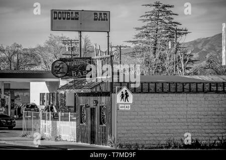 Double Bar im historischen Dorf Lone Pine - Lone Pine CA, VEREINIGTE STAATEN VON AMERIKA - 29. MÄRZ 2019 Stockfoto