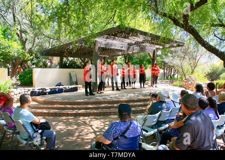 Junges Mitglied der hispanischen Gemeinschaft spielen traditionelle Musik auf Cinco de Mayo Tag an der Tohono Chul Park in Tucson AZ Stockfoto