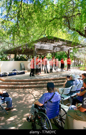 Junges Mitglied der hispanischen Gemeinschaft spielen traditionelle Musik auf Cinco de Mayo Tag an der Tohono Chul Park in Tucson AZ Stockfoto