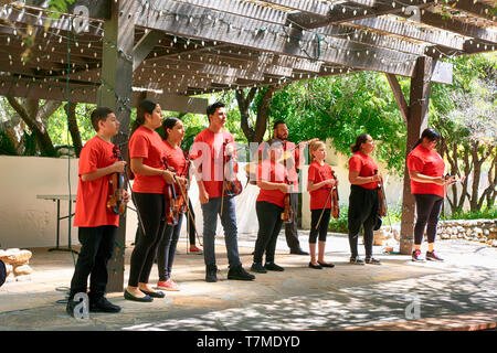 Junges Mitglied der hispanischen Gemeinschaft spielen traditionelle Musik auf Cinco de Mayo Tag an der Tohono Chul Park in Tucson AZ Stockfoto