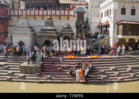 Die einäscherung Ghats entlang Bagmati Fluss, Pashupatinath Hindu Tempel, Kathmandu, Nepal Stockfoto