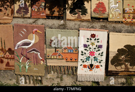 Gewebte und gestickte Wandbehänge zum Verkauf in Kathmandu, Nepal Stockfoto