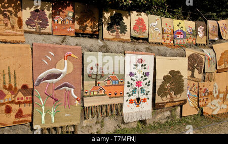 Gewebte und gestickte Wandbehänge zum Verkauf in Kathmandu, Nepal Stockfoto