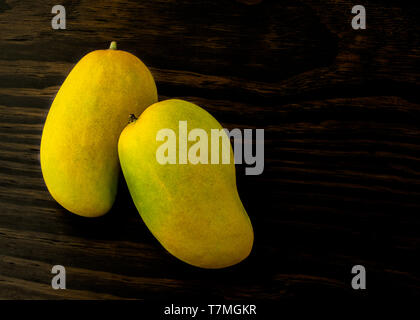 Grüne Mangos auf Holz Hintergrund, Ansicht von oben Stockfoto