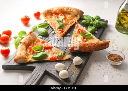 Zusammensetzung mit Scheiben von leckere Pizza Margherita auf hellen Hintergrund Stockfoto