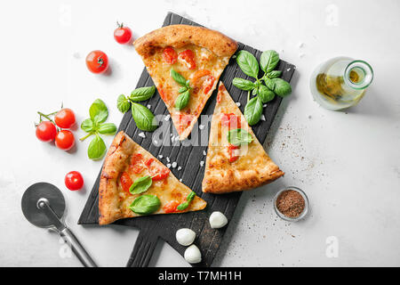 Zusammensetzung mit Scheiben von leckere Pizza Margherita auf hellen Hintergrund Stockfoto