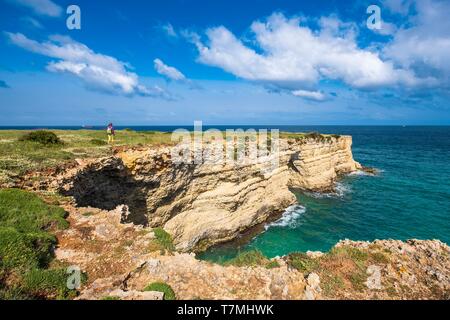 Italien, Apulien, Salento, Otranto, nördliche Küste mit Höhlen, Grotta dell'Eremita Stockfoto