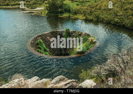 Große Doline gebaut als ein Abflußkanal am Covao dos Conchos Stausee in Serra da Estrela. Das höchste Gebirge im kontinentalen Portugal Stockfoto