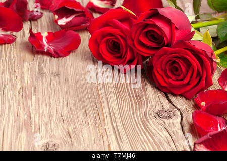 Rote Rosen auf Holz- hintergrund Tabelle Stockfoto