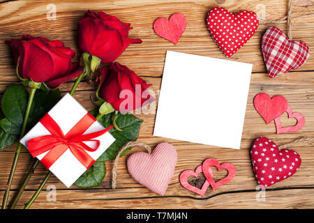 Valentines Tag Hintergrund mit Rosen, Herzen und Geschenk Stockfoto