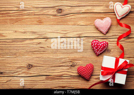 Valentines Tag Hintergrund mit Herzen und Geschenk Stockfoto