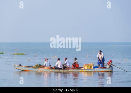 Indien, Kerala, Kumarakom, Dorf im Hintergrund der Vembanad See, die Fischer auf dem See Stockfoto