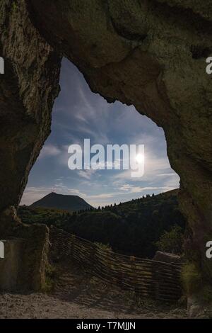 Frankreich, Puy de Dome, der Regionale Naturpark der Vulkane der Auvergne, Chaîne des Puys, als Weltkulturerbe von der UNESCO, Châtel-Guyon, Nachtansicht des Puy-de-Dôme von Höhlen der Vulkan Le Cliersou Stockfoto