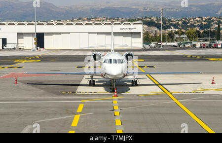 Nizza, Frankreich - April 2019: Kopf auf der Falcon Private Executive Jet auf dem Boden am Flughafen Nizza im Süden Frankreichs. Stockfoto