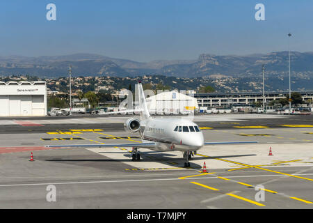 Nizza, Frankreich - April 2019: Falcon Private Executive Jet auf dem Boden am Flughafen Nizza im Süden Frankreichs. Stockfoto