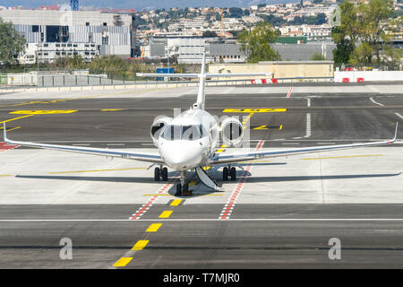 Nizza, Frankreich - April 2019: Hawker 900 XP private Executive Jet auf dem Boden am Flughafen Nizza im Süden Frankreichs. Stockfoto